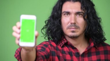 Yakışıklı hipster adam gösteren telefon