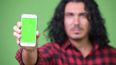Yakışıklı hipster adam gösteren telefon
