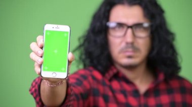 Yakışıklı hipster adam gösteren telefon