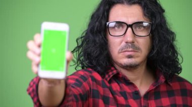 Yakışıklı hipster adam gösteren telefon