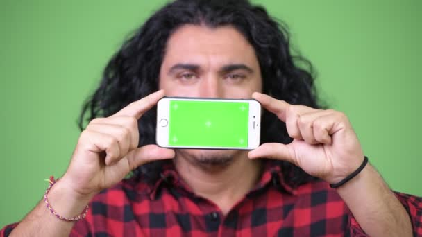 Guapo hipster hombre mostrando teléfono — Vídeo de stock