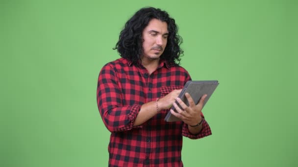 Bonito homem hipster pensando ao usar tablet digital — Vídeo de Stock