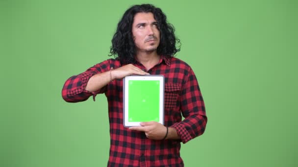 Bello hipster uomo mostrando tablet digitale — Video Stock