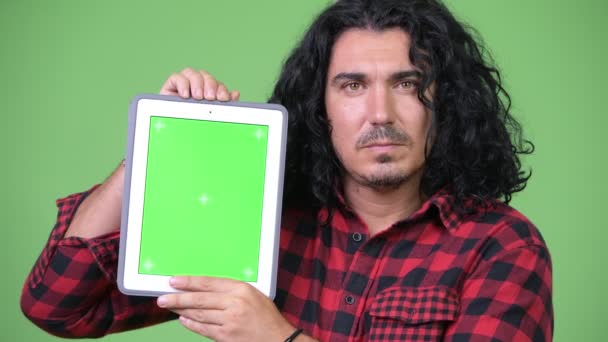 Hombre hipster guapo mostrando tableta digital — Vídeo de stock