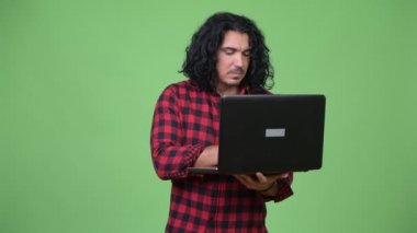 Dizüstü bilgisayar kullanırken düşünüyorum yakışıklı hipster adam
