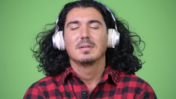 Bonito hipster homem ouvindo música — Vídeo de Stock