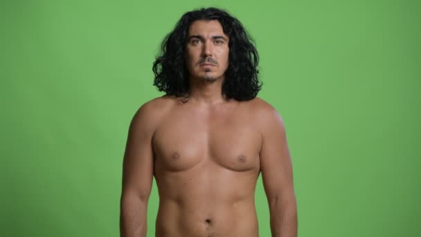 Glücklicher muskulöser gutaussehender Mann ohne Hemd mit verschränkten Armen — Stockvideo