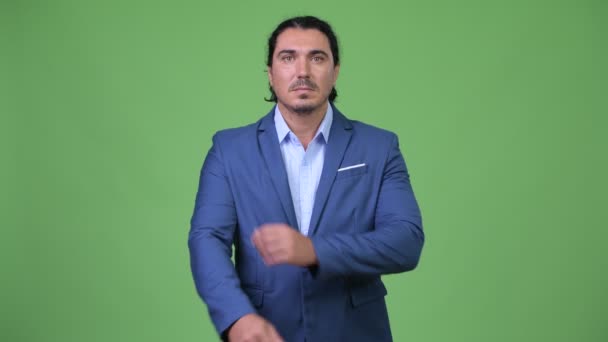 Schöner Geschäftsmann lächelt mit verschränkten Armen — Stockvideo