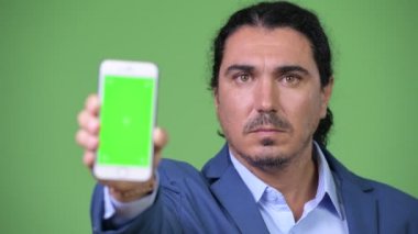 Mutlu yakışıklı işadamı gösteren telefon