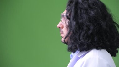 Profil görünümü gülümseyen yakışıklı adam bilim adamı