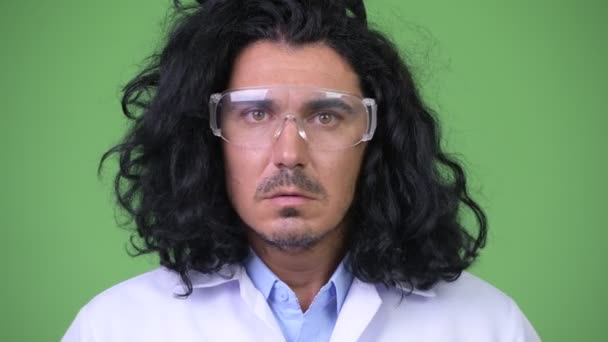 Scientifique fou portant des lunettes de protection — Video