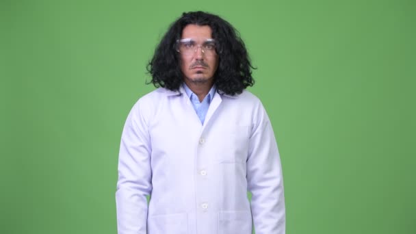 Przystojny mężczyzna lekarz uśmiechający się podczas noszenia okularów ochronnych — Wideo stockowe