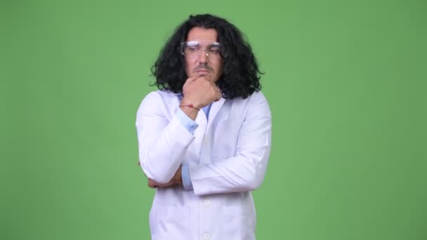 Szalony naukowiec myślenia podczas noszenia okularów ochronnych — Wideo stockowe