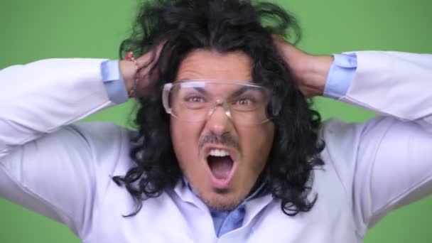 Crazy scientist wearing protective glasses and panicking — Stock Video