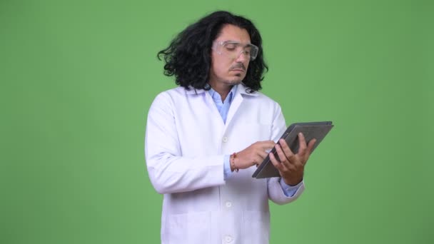 Hombre guapo científico pensando mientras usa tableta digital — Vídeo de stock