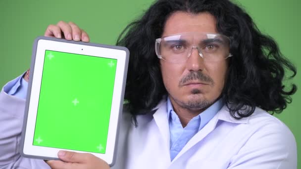 Bel homme scientifique montrant tablette numérique — Video