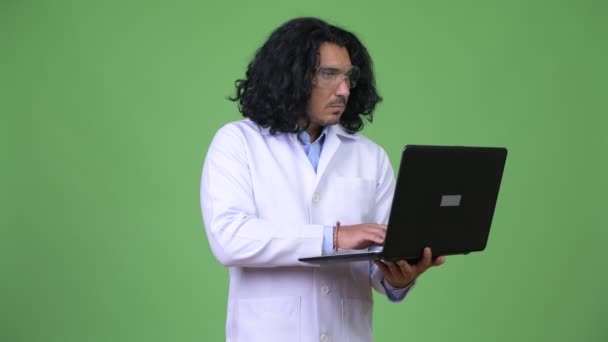 Bonito homem cientista pensando ao usar laptop — Vídeo de Stock