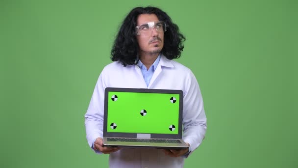 Hombre guapo científico pensando mientras muestra el ordenador portátil — Vídeos de Stock