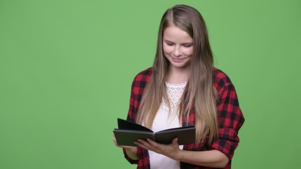 Junge schöne Hipster-Frau liest Buch — Stockvideo