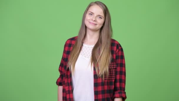 Joven hermosa mujer hipster sonriendo con los brazos cruzados — Vídeos de Stock