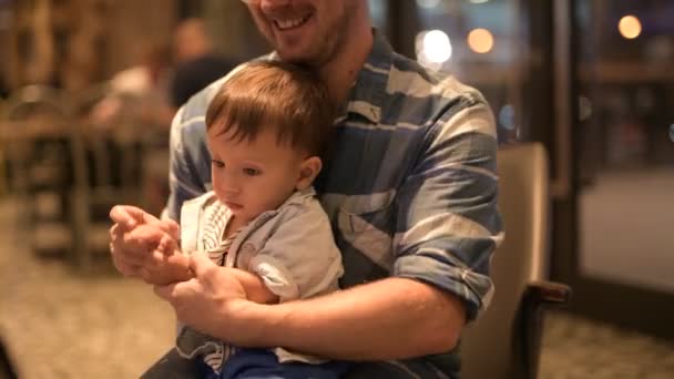 Gelukkige zoon van de vader en baby bonding samen — Stockvideo