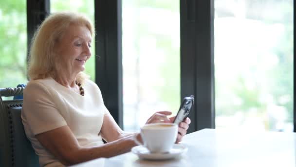 Feliz anciana mayor mujer usando el teléfono móvil — Vídeo de stock