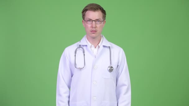 Portrét z mladý muž Doktor s úsměvem — Stock video