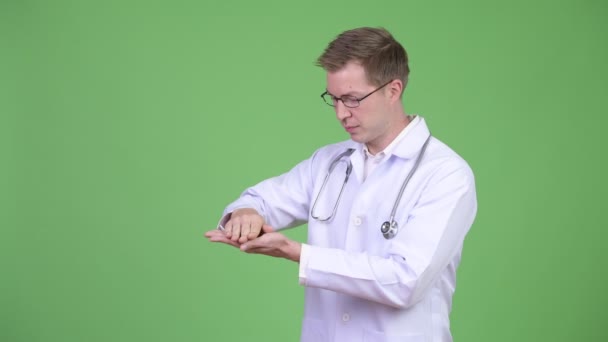 Giovane uomo medico mostrando copyspace — Video Stock