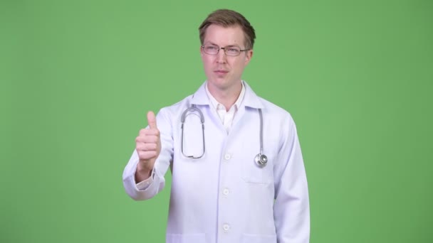 Νεαρός γιατρός που κάνει τον αντίχειρα επάνω χειρονομία — Αρχείο Βίντεο