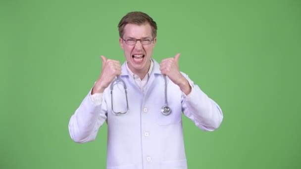 Estúdio Tiro Jovem Médico Contra Chave Chroma Com Fundo Verde — Vídeo de Stock