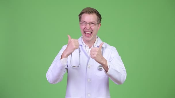 A fiatalember remek gesztus, hogy orvos — Stock videók