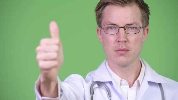 Joven doctor haciendo gestos de pulgar hacia arriba — Vídeo de stock