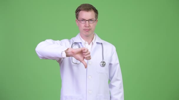 年轻男子医生做拇指向下手势 — 图库视频影像