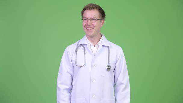 Портрет молодого человека, показывающего пальцем на доктора — стоковое видео