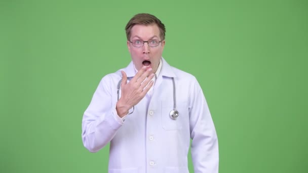 Sorprendido y sorprendido Doctor Hombre — Vídeos de Stock