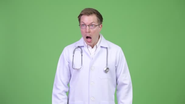 Sorprendido y sorprendido Doctor Hombre — Vídeo de stock