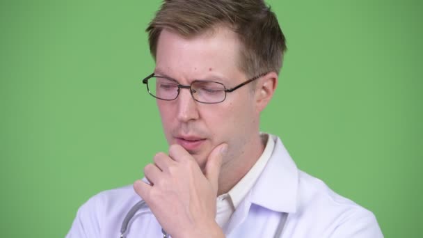 Stresli ve mutsuz adam doktor düşünme — Stok video