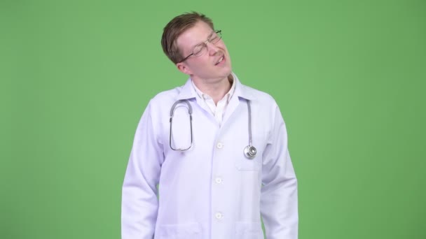 Hombre doctor having neckache — Vídeo de stock