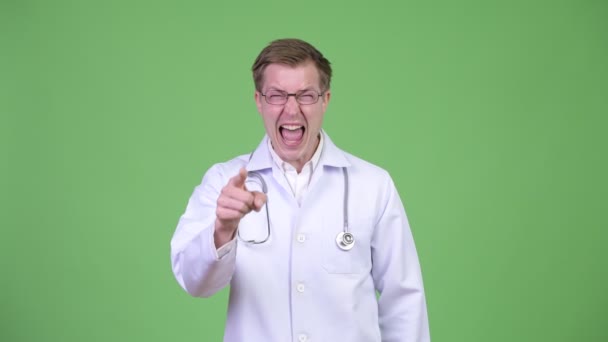 Чоловік лікар, сміючись і показуючи пальця — стокове відео