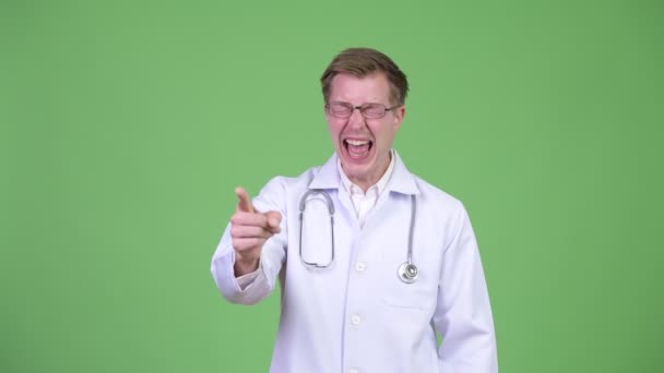 Lekarz mężczyzna śmiejąc się i wskazując palcem — Wideo stockowe