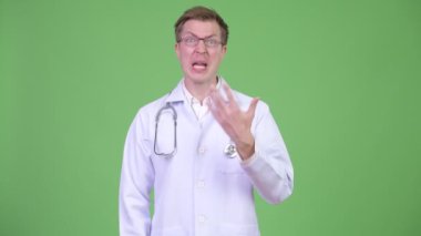 Kızgın adam konuşuyor ve öfke içinde çığlık doktor