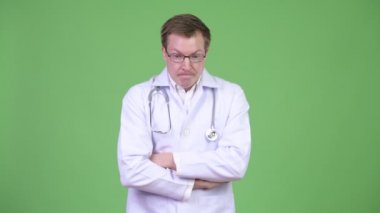 Kızgın adam sinirli ve gergin doktor