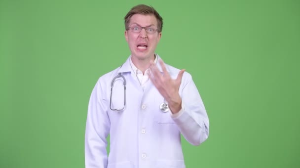 Сердитий людина лікар говорити і кричати у люті — стокове відео
