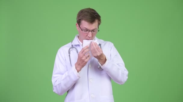 Άντρας γιατρός έχοντας γρίπη ενώ φτάρνισμα και βήχα — Αρχείο Βίντεο