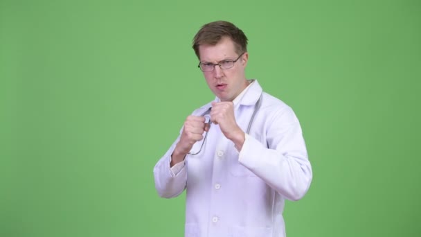 Férfi orvos készen áll a boksz — Stock videók