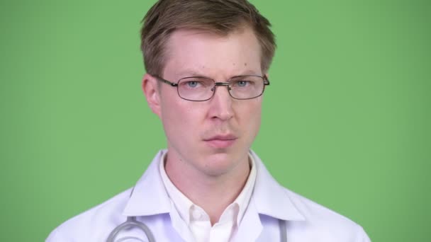 Σοβαρό γιατρό άνθρωπος κουνώντας το κεφάλι και λέει όχι — Αρχείο Βίντεο