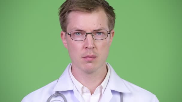 Fiatal férfi orvos bólogat a fejét, és azt mondja igen — Stock videók