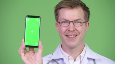 Mutlu adam doktor gösteren Chroma anahtar yeşil ekran cep telefonu