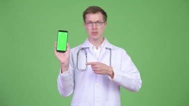 Mutlu adam doktor gösteren Chroma anahtar yeşil ekran cep telefonu