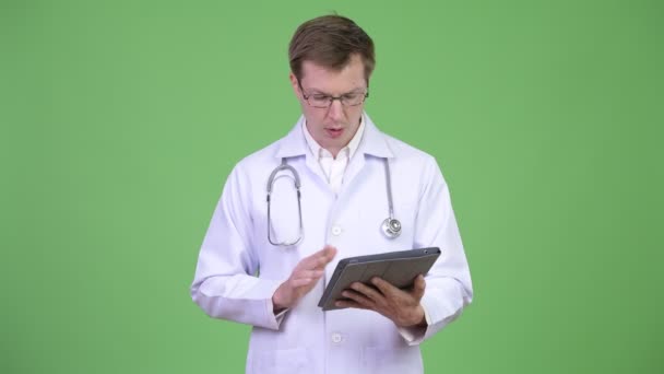 Porträtt av ung Man läkare använda digitala surfplatta — Stockvideo